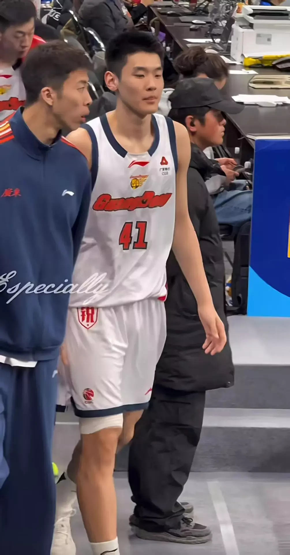 广东男篮王洪泽大长腿晃来晃去凸显实力！盯着看不够！-潮男潮北