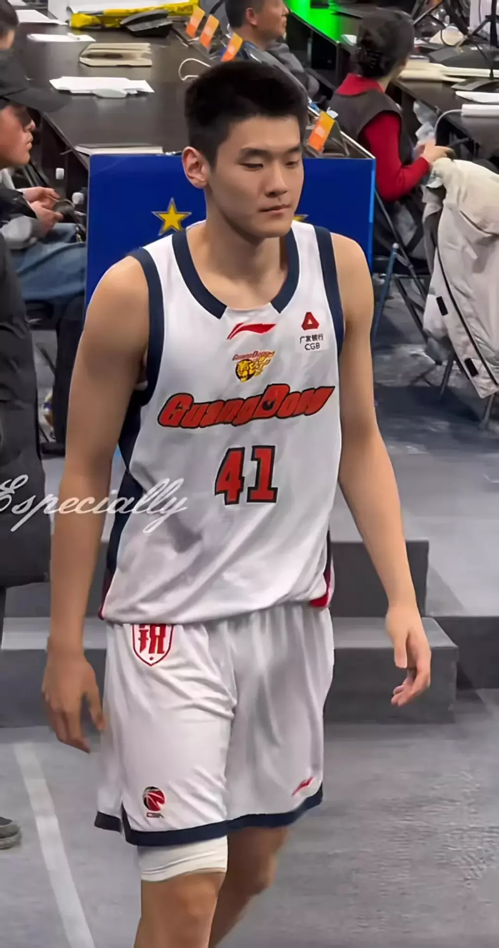 图片[2]-广东男篮王洪泽大长腿晃来晃去凸显实力！盯着看不够！-小蓝短视频