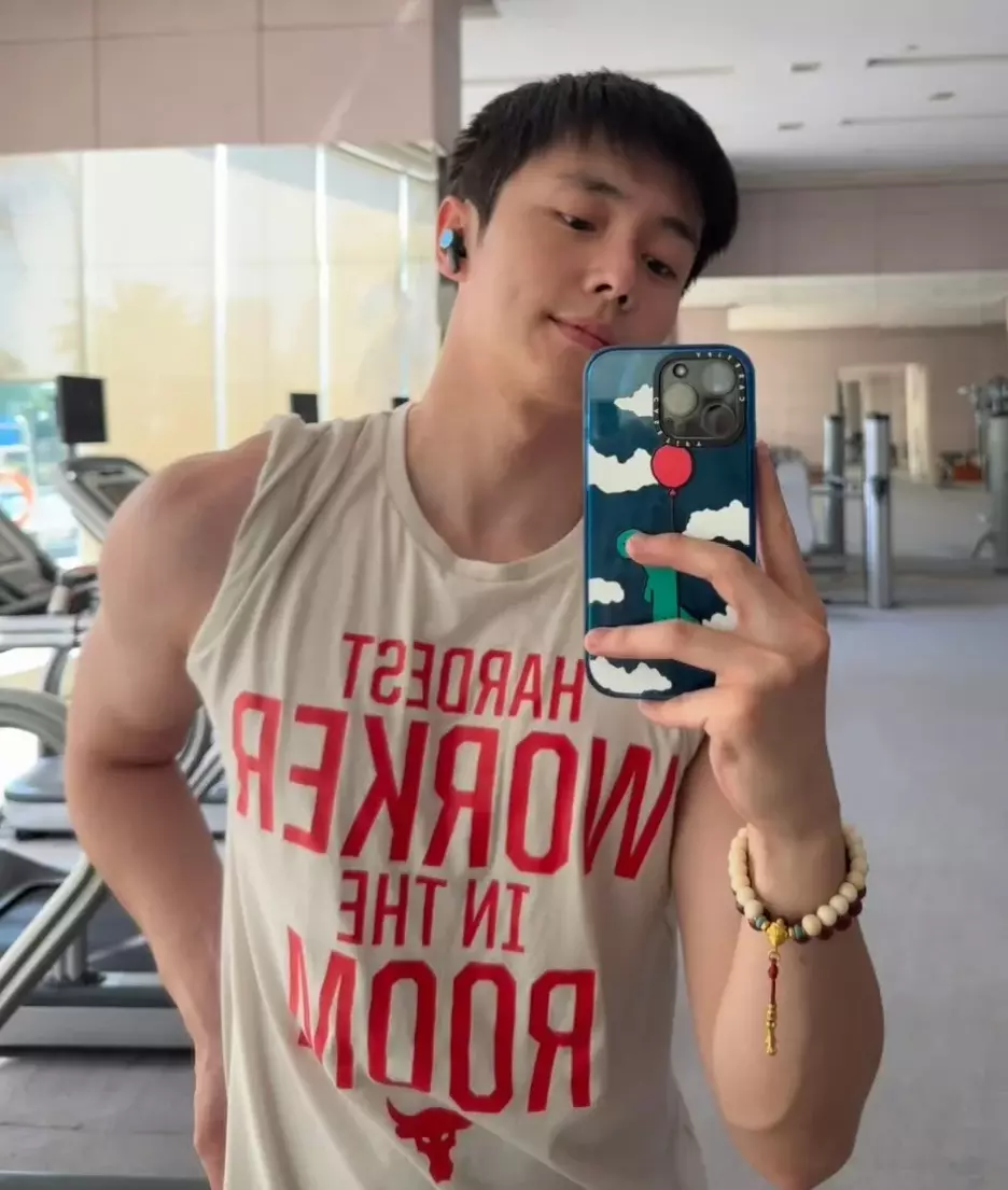 图片[3]-内娱新晋“男菩萨”：明明身材管理在线，却惨遭网友吐槽？-小蓝短视频