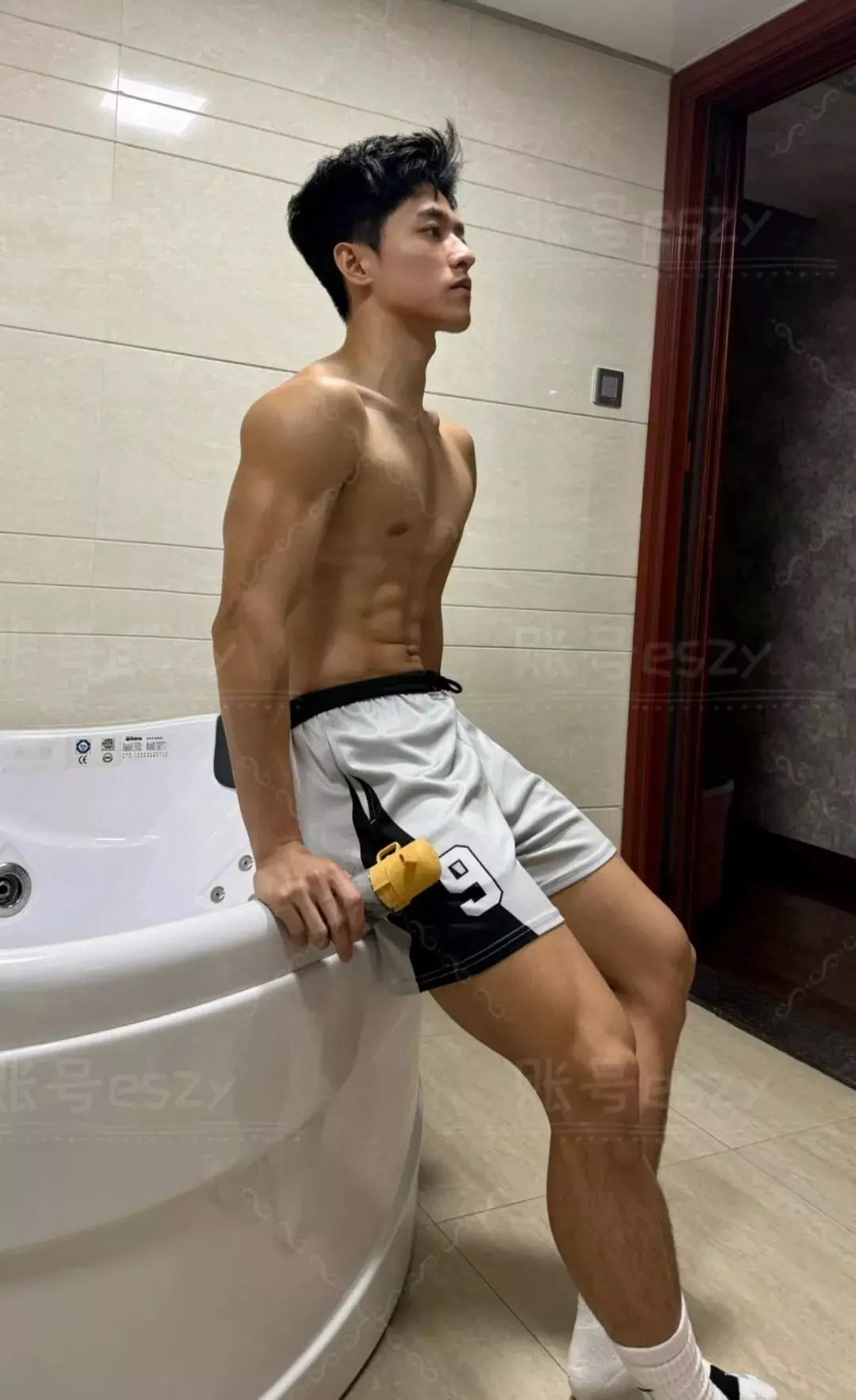 图片[2]-武汉187直男体育生为流量直男装gay？网友爆料他在推特爆火...-小蓝短视频