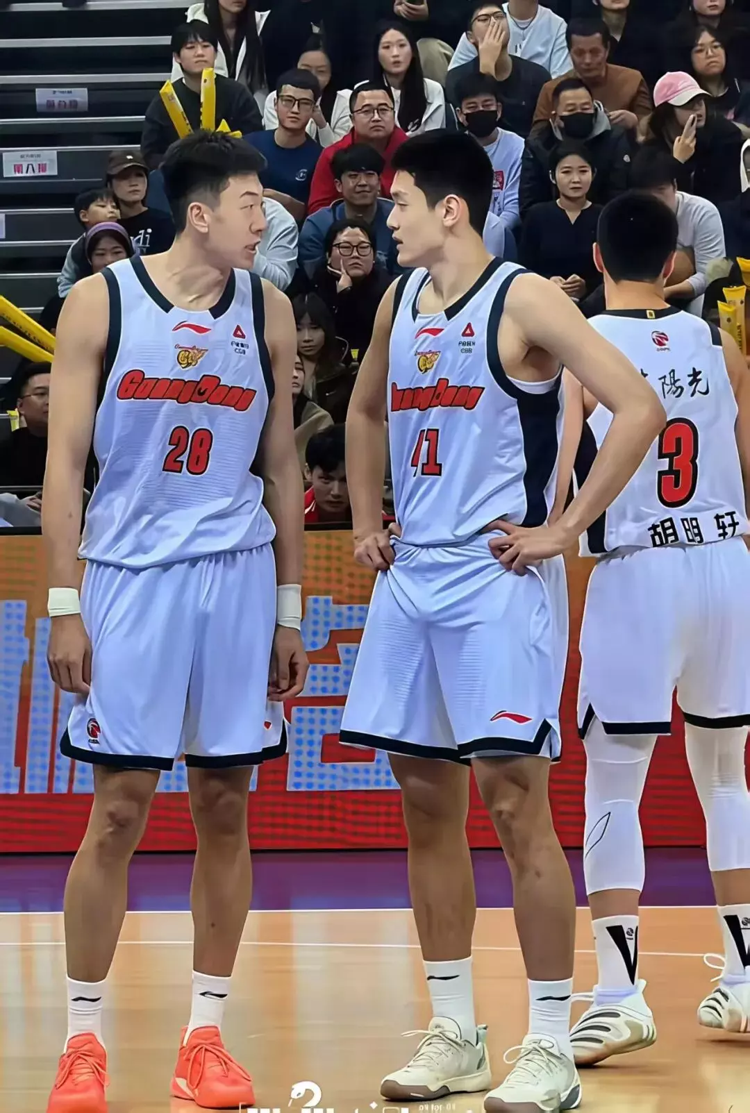 图片[6]-广东男篮王洪泽大长腿晃来晃去凸显实力！盯着看不够！-小蓝短视频