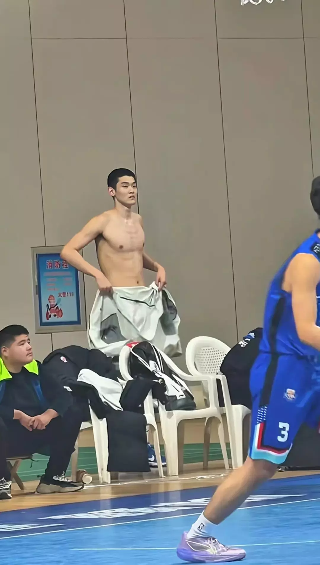 图片[9]-广东男篮王洪泽大长腿晃来晃去凸显实力！盯着看不够！-小蓝短视频