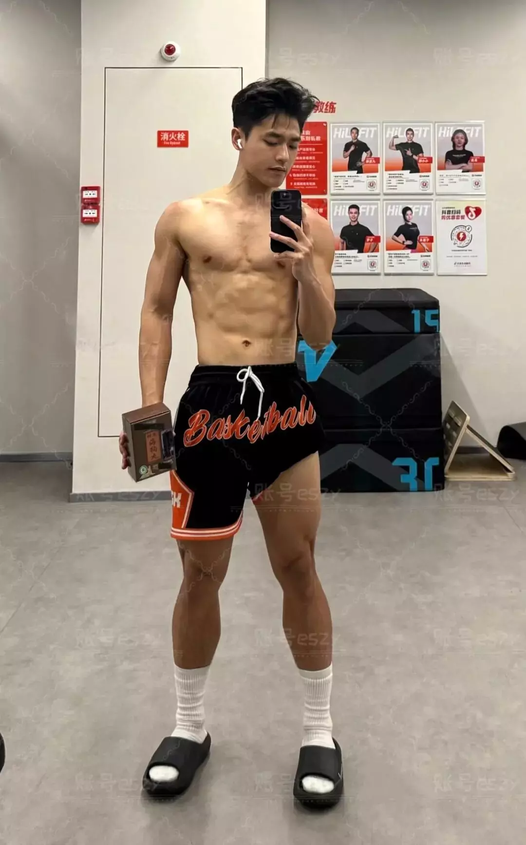 武汉187直男体育生为流量直男装gay？网友爆料他在推特爆火...-小蓝短视频