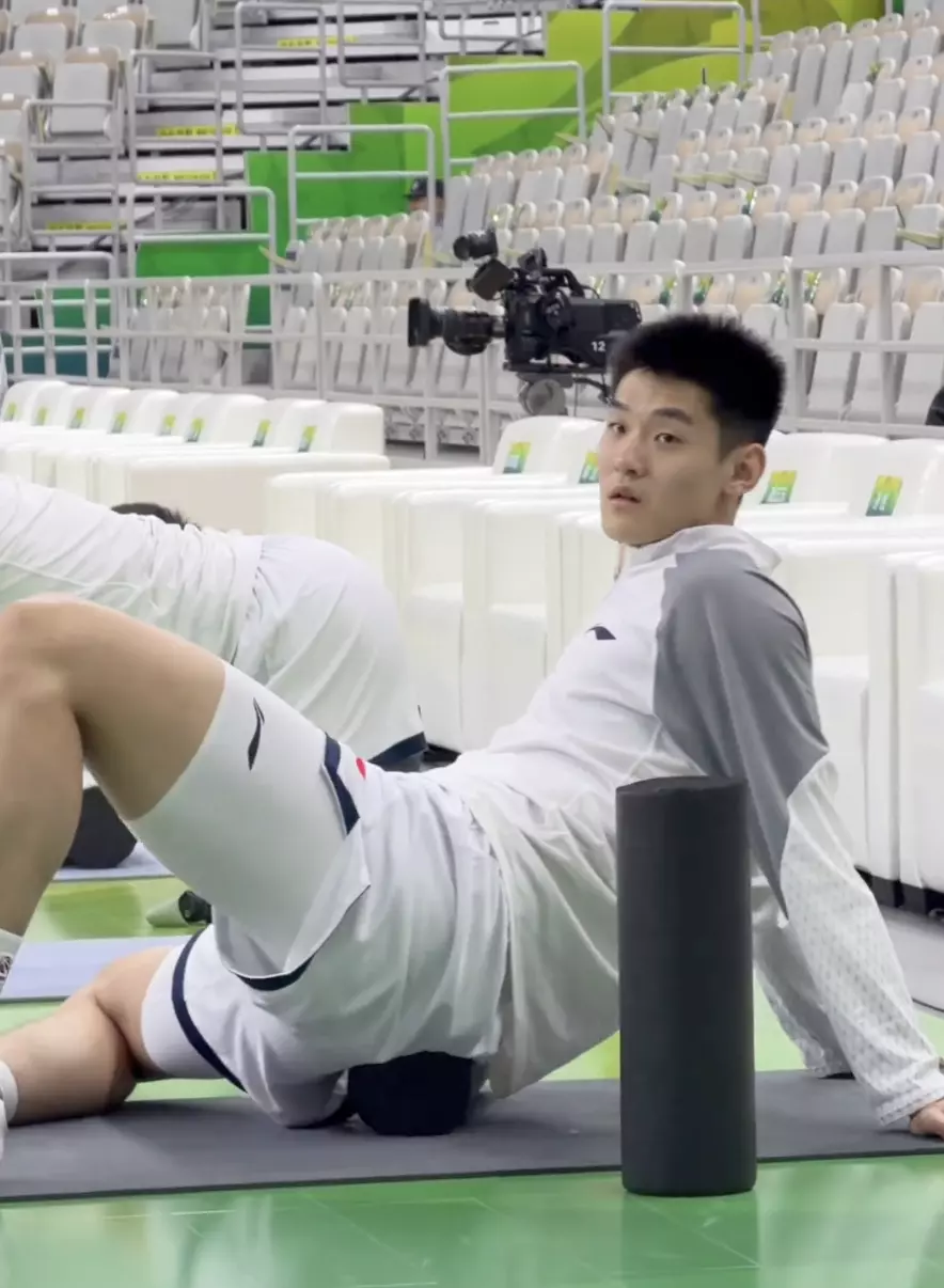 图片[8]-广东男篮王洪泽大长腿晃来晃去凸显实力！盯着看不够！-小蓝短视频