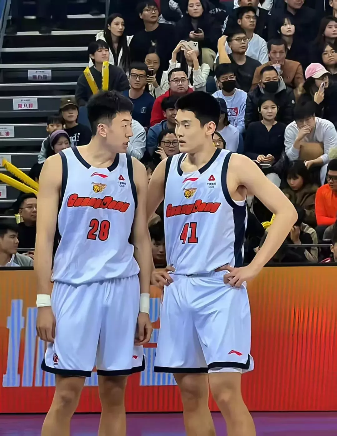图片[7]-广东男篮王洪泽大长腿晃来晃去凸显实力！盯着看不够！-小蓝短视频