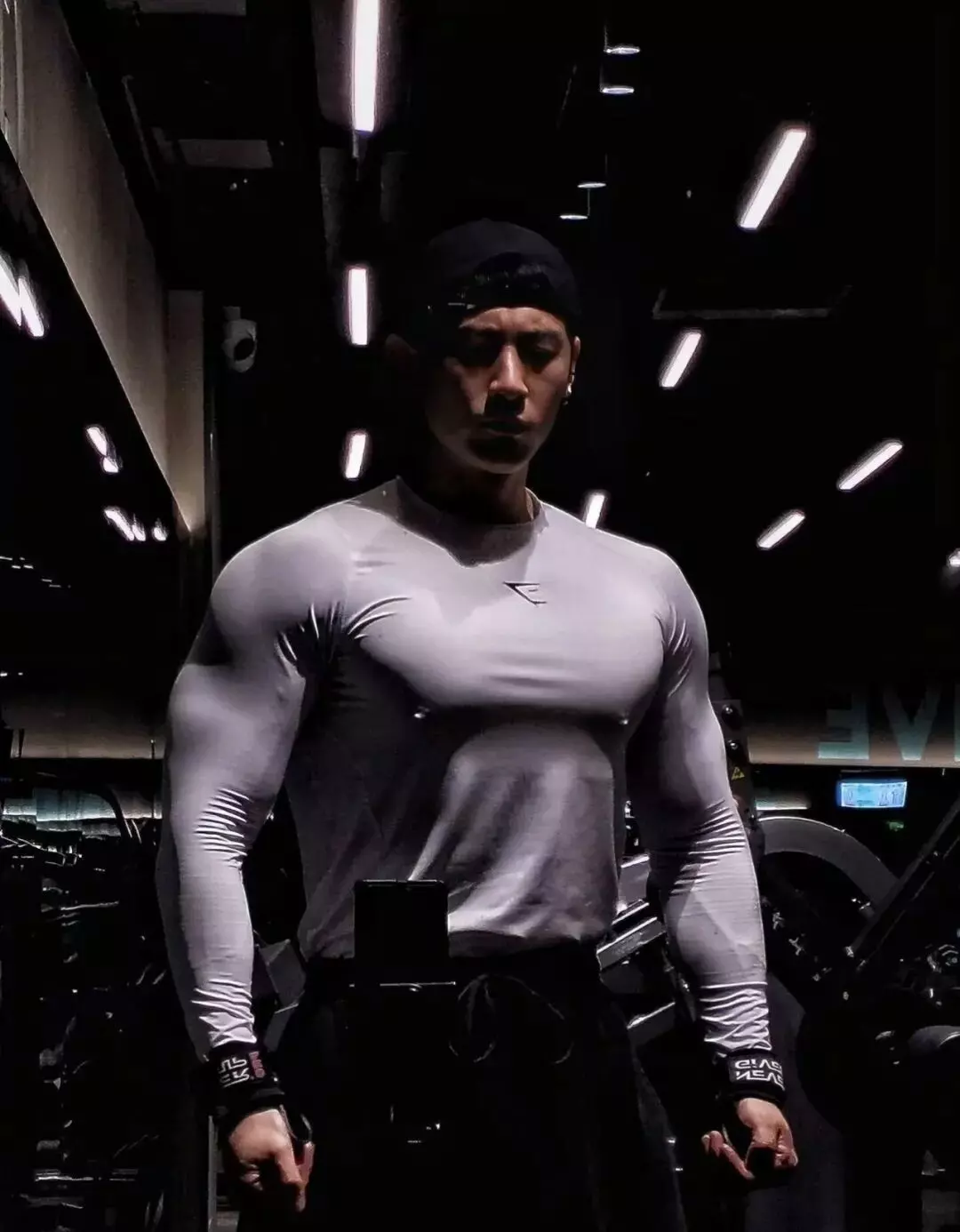 图片[13]-开眼了！黑皮体育生用我的毛巾擦脚？男生追问胸肌太大怎么办？-小蓝短视频