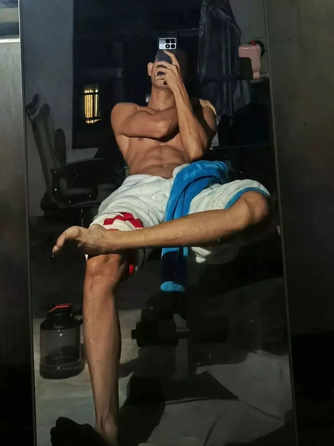 图片[11]-开眼了！黑皮体育生用我的毛巾擦脚？男生追问胸肌太大怎么办？-小蓝短视频