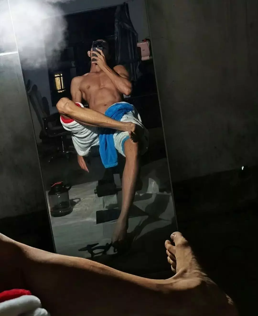 图片[10]-开眼了！黑皮体育生用我的毛巾擦脚？男生追问胸肌太大怎么办？-小蓝短视频