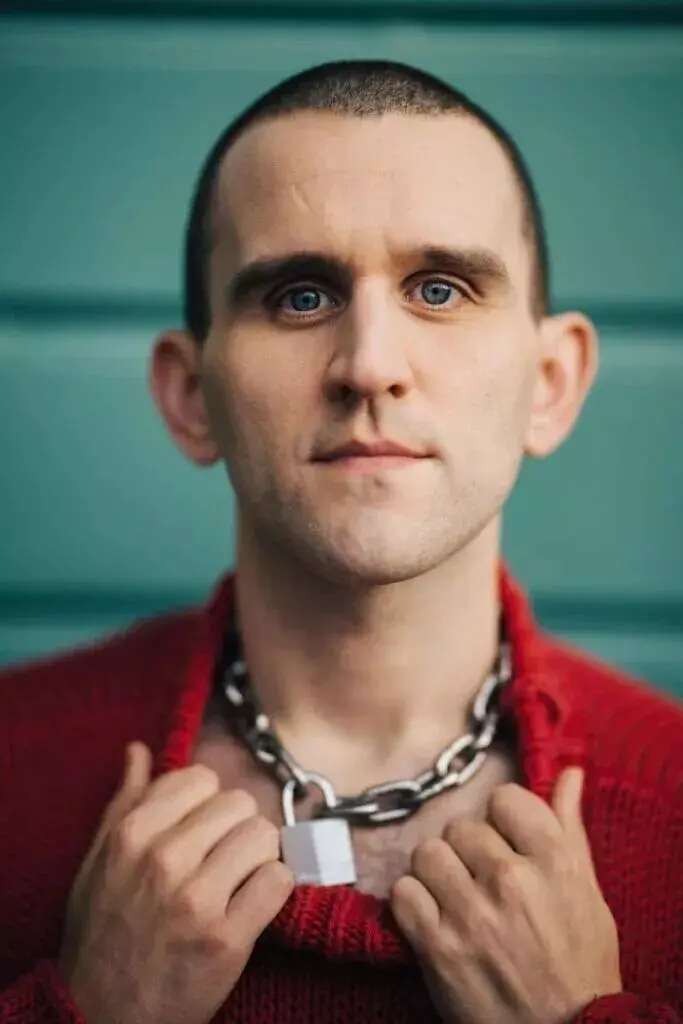 图片[6]-一部让人看了后劲很足的同志电影，扒光了感情里的支配欲…-小蓝短视频