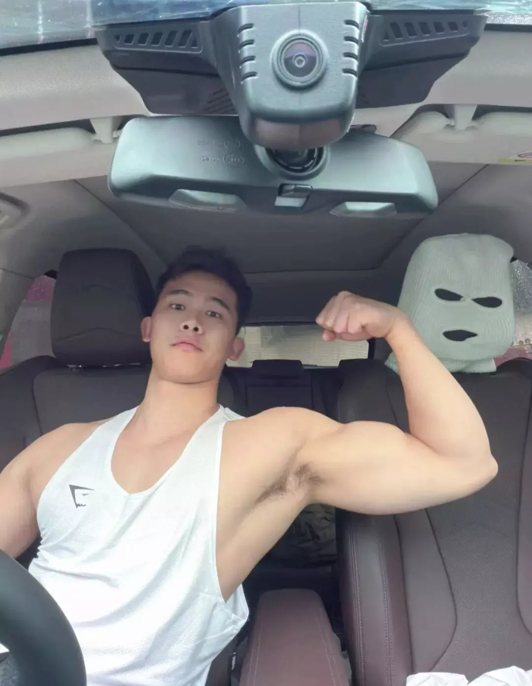 青岛189粗腿糙汉猛男被金主采访？这吃的也太好了....-小蓝短视频