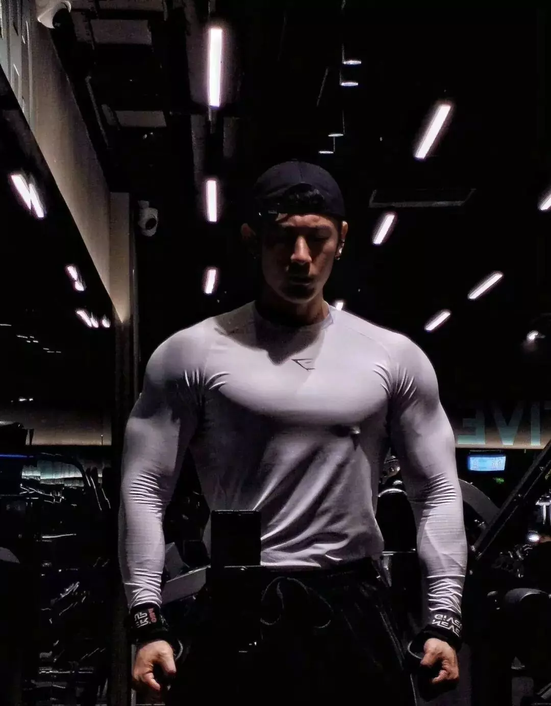 图片[14]-开眼了！黑皮体育生用我的毛巾擦脚？男生追问胸肌太大怎么办？-小蓝短视频