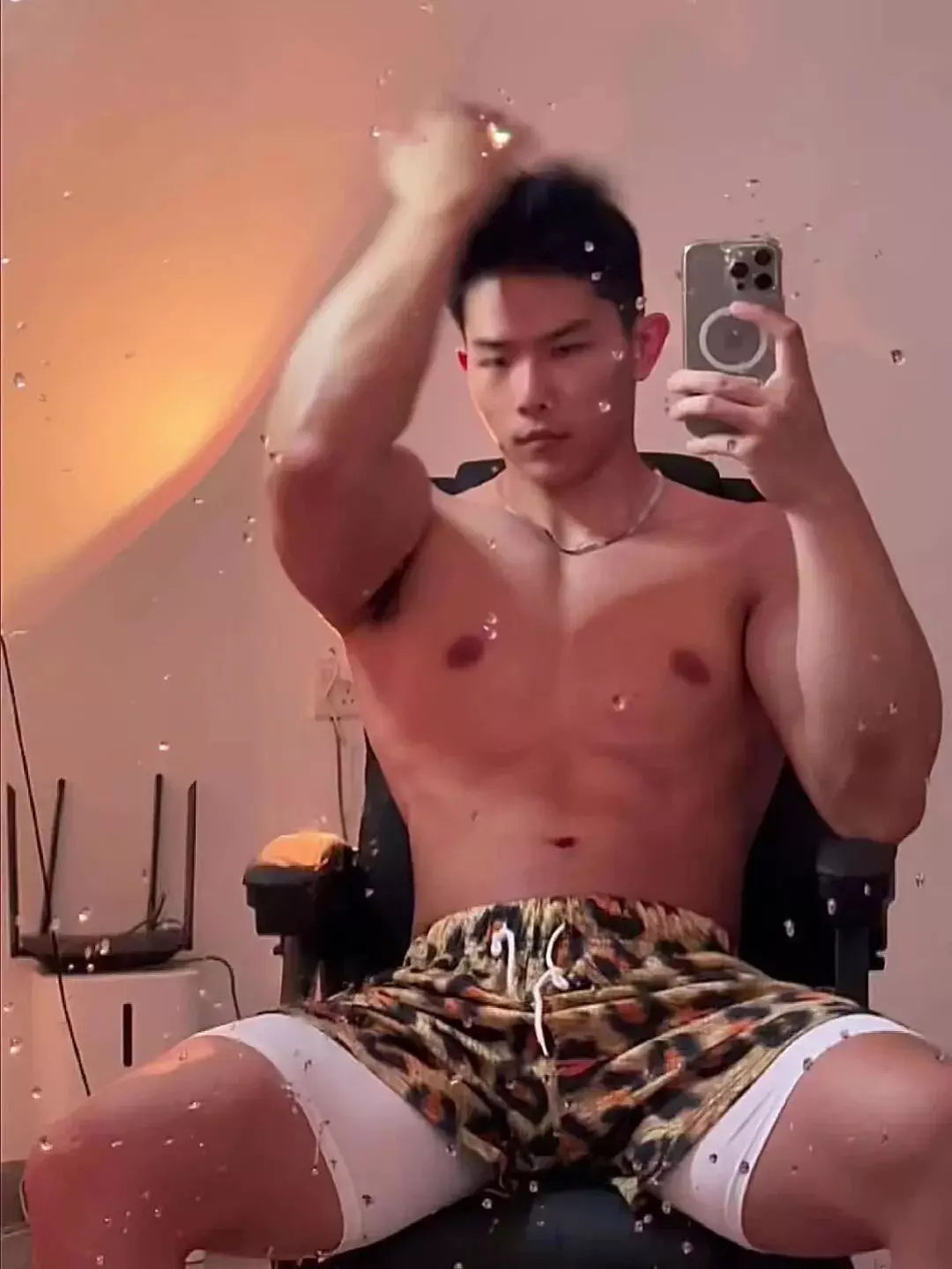 宽肩窄腰可狼可苏，豹纹短裤内衬高弹，谁顶得住！-潮男潮北