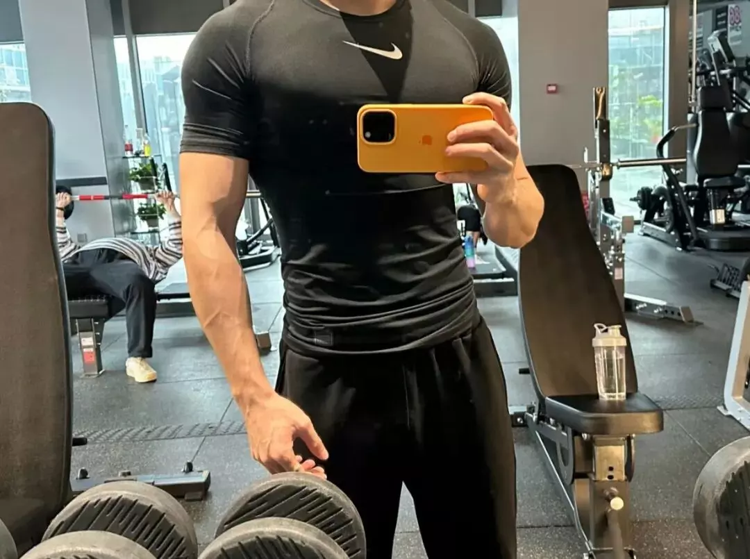 图片[7]-广东187白袜长腿男大，篮球场被男粉表白反差满满...-潮男潮北-潮男潮北